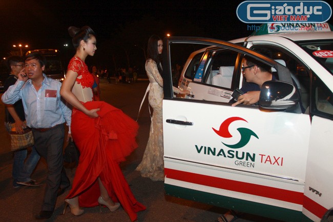 Do bị đình chỉ thi, sau đêm chung kết Vương Thu Phương đã đi taxi về khách sạn chứ không đi cùng xe thí sinh
